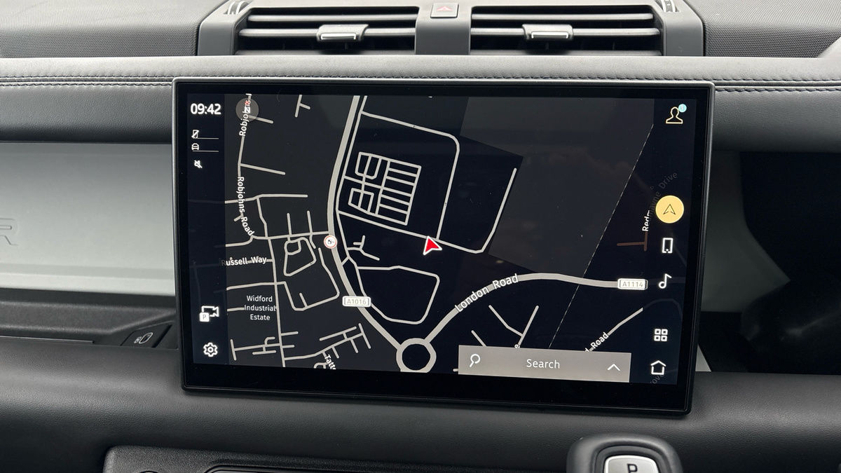 Land Rover Defender 130 Urban Image 17