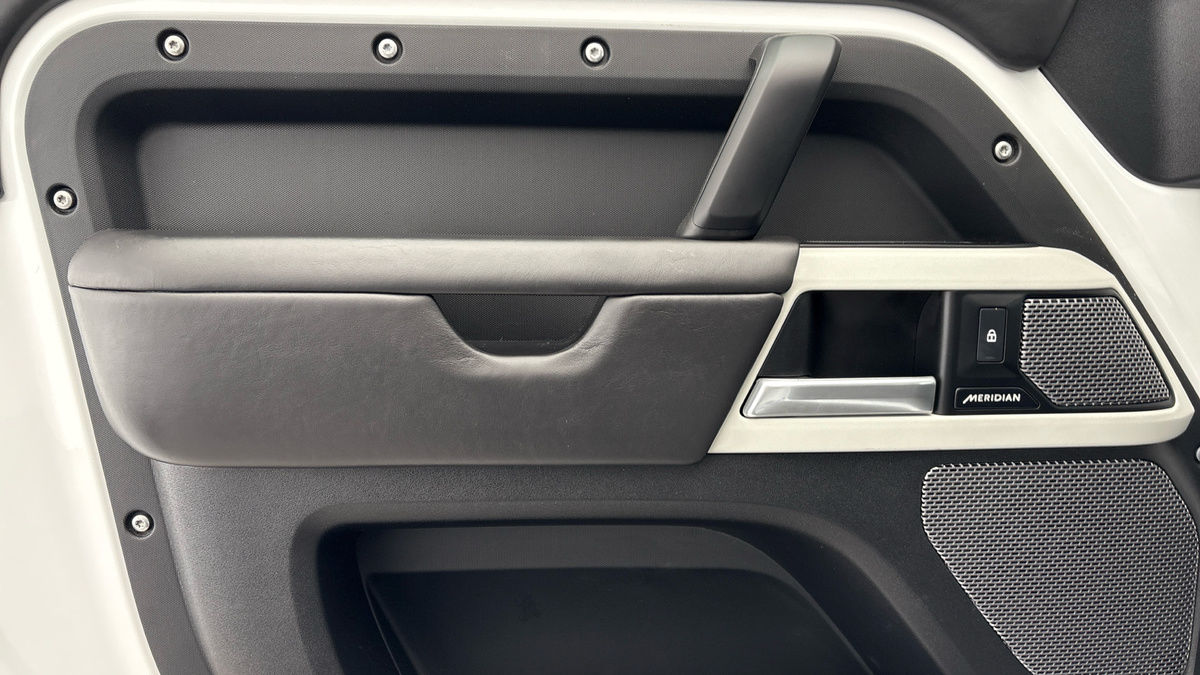 Land Rover Defender 90 Image 19