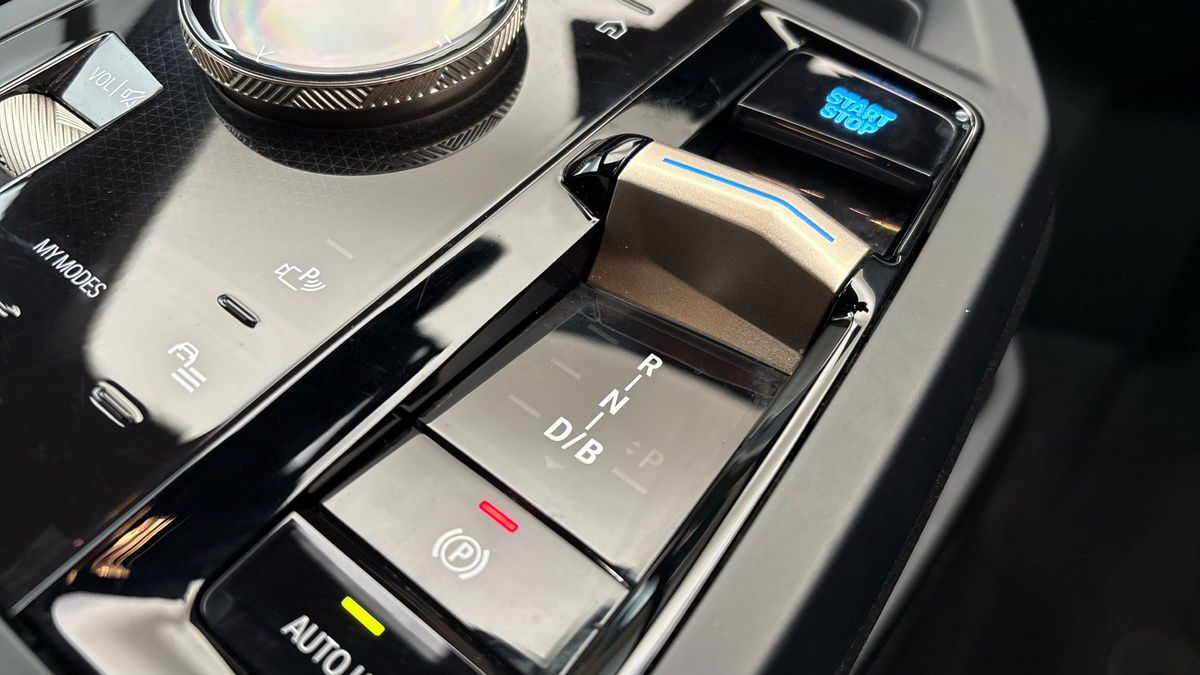 BMW iX Image 32