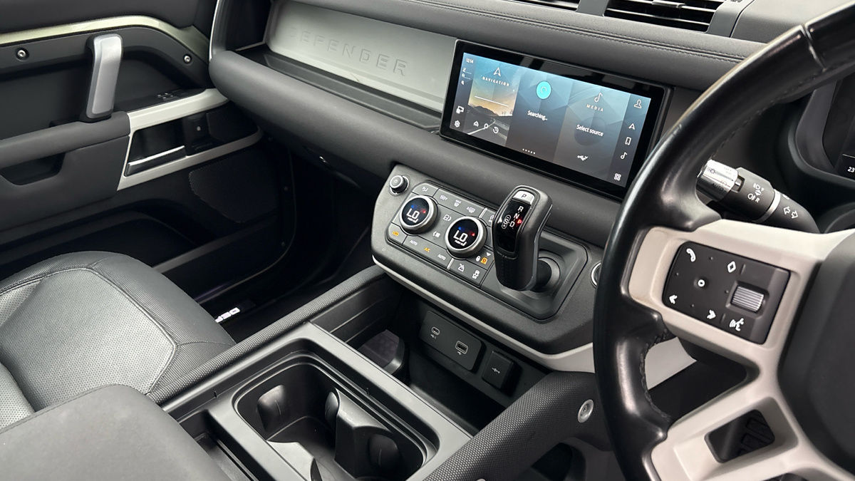 Land Rover Defender 110 Image 18