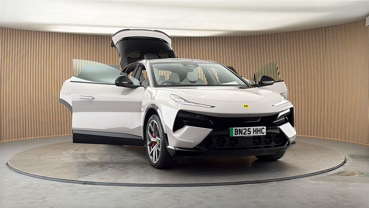 More views of Lotus Eletre