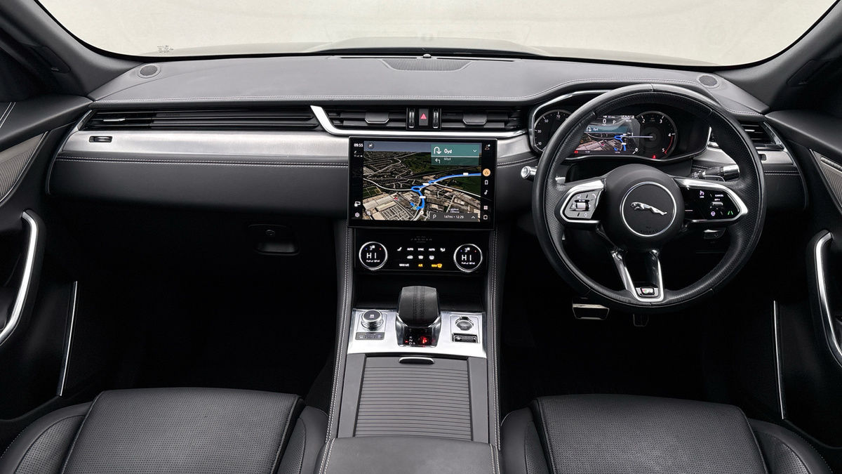 Jaguar F-PACE Image 12