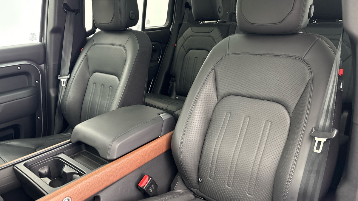 Land Rover Defender 110 Image 7