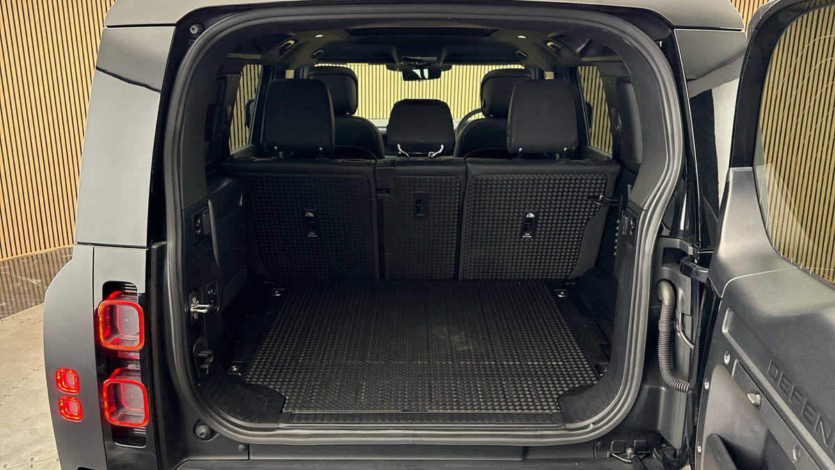 Land Rover Defender 110 Image 11