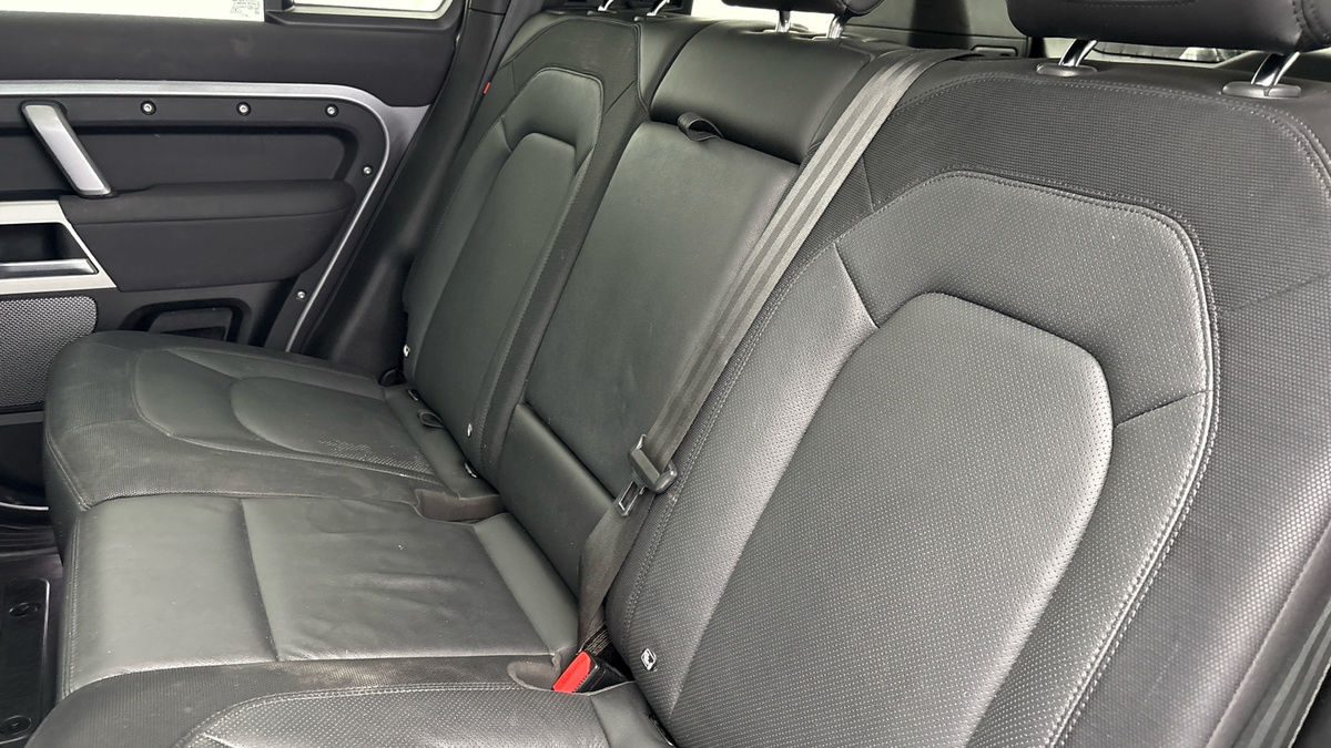 Land Rover Defender 110 Image 8