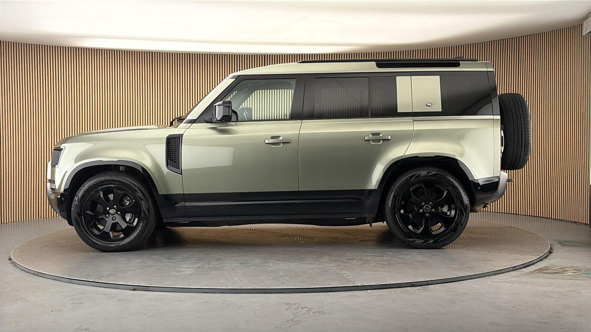Land Rover Defender 110 Image 15