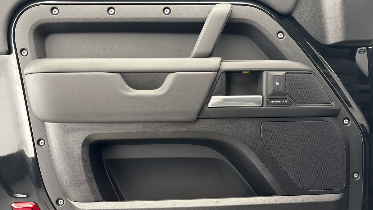 Land Rover Defender 90 Urban Image 19