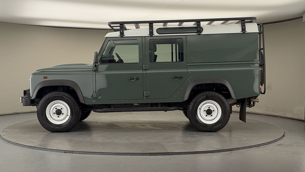 Land Rover Defender 110 Image 15