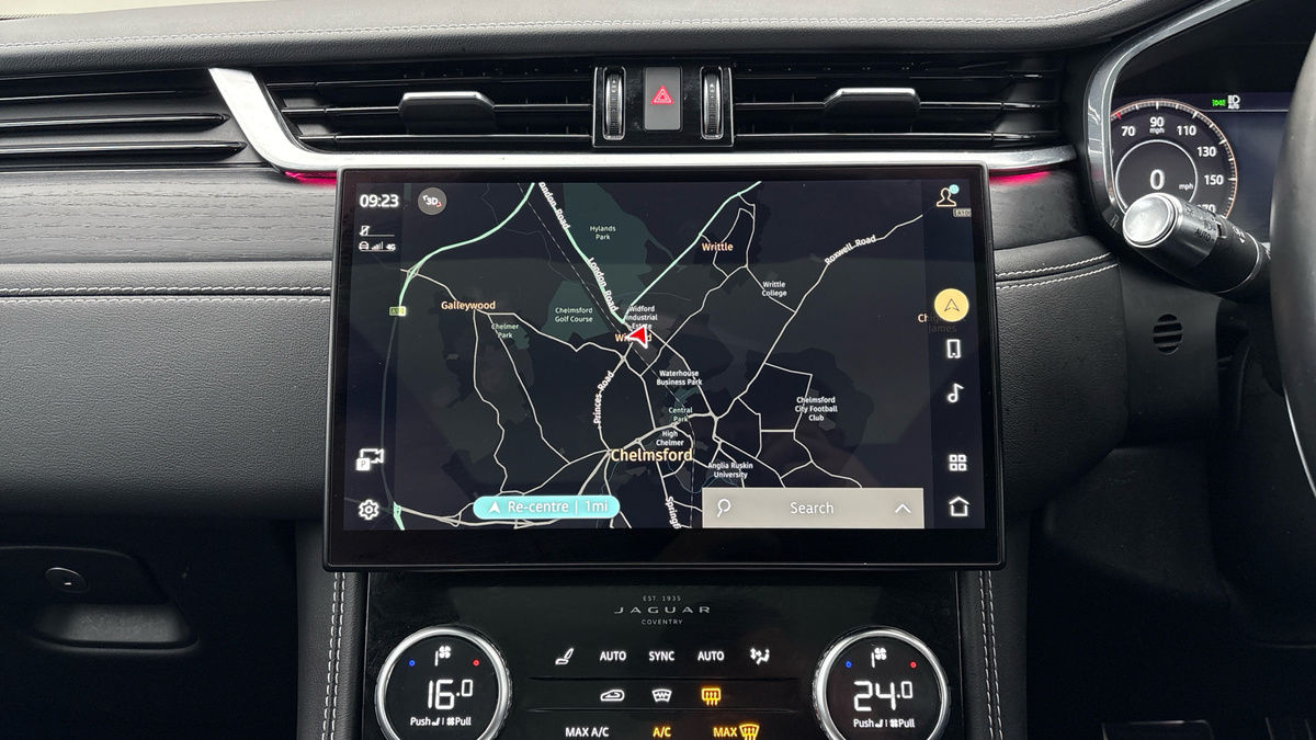 Jaguar F-PACE Image 17