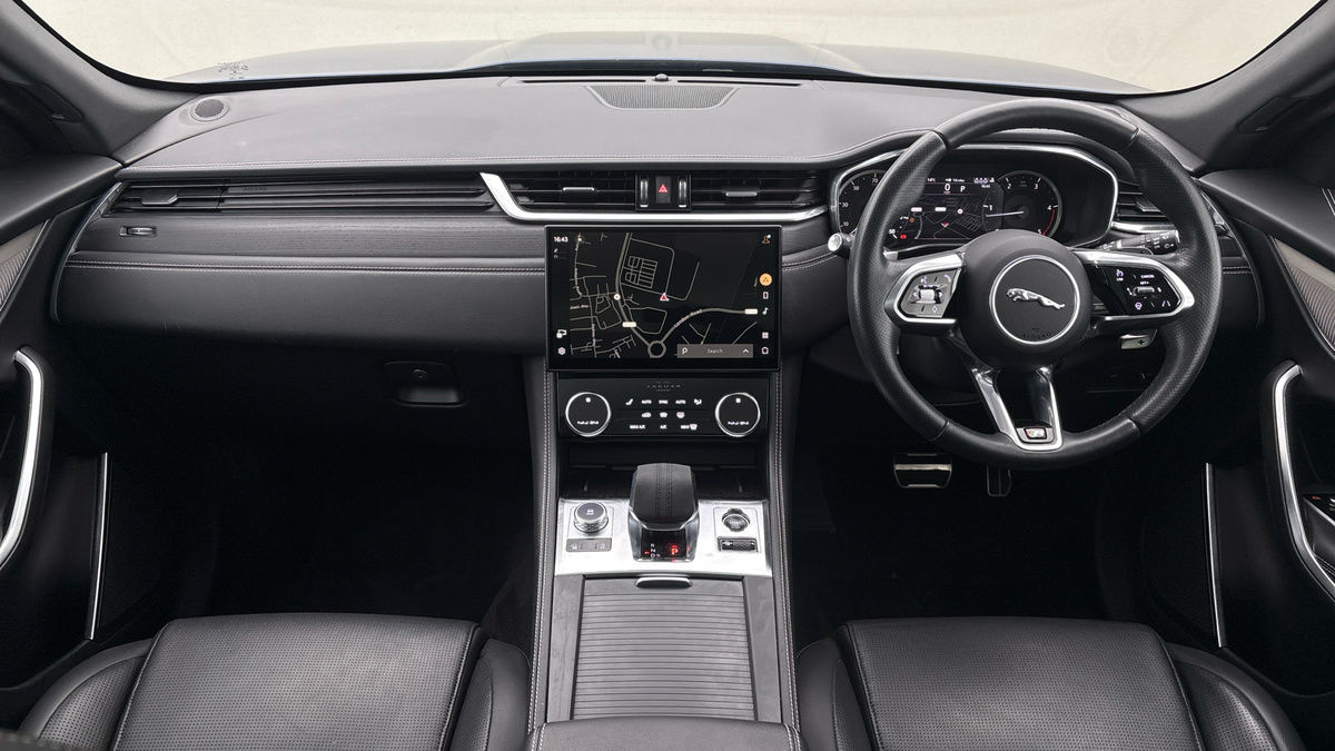 Jaguar F-PACE Image 12