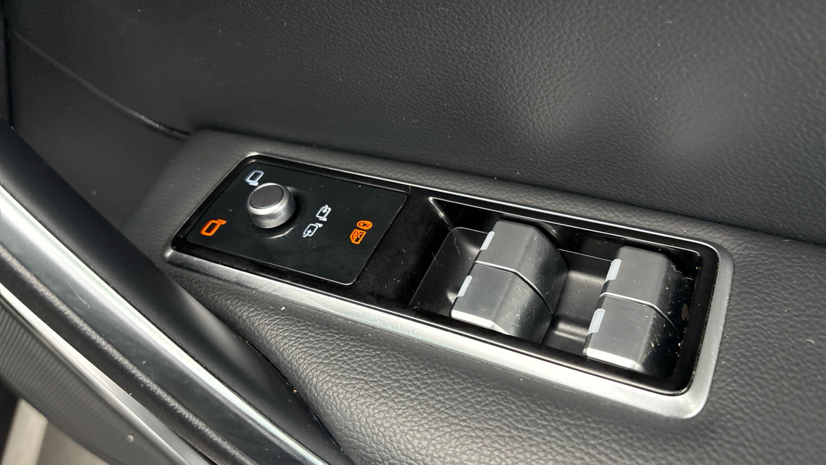 Jaguar F-PACE Image 25