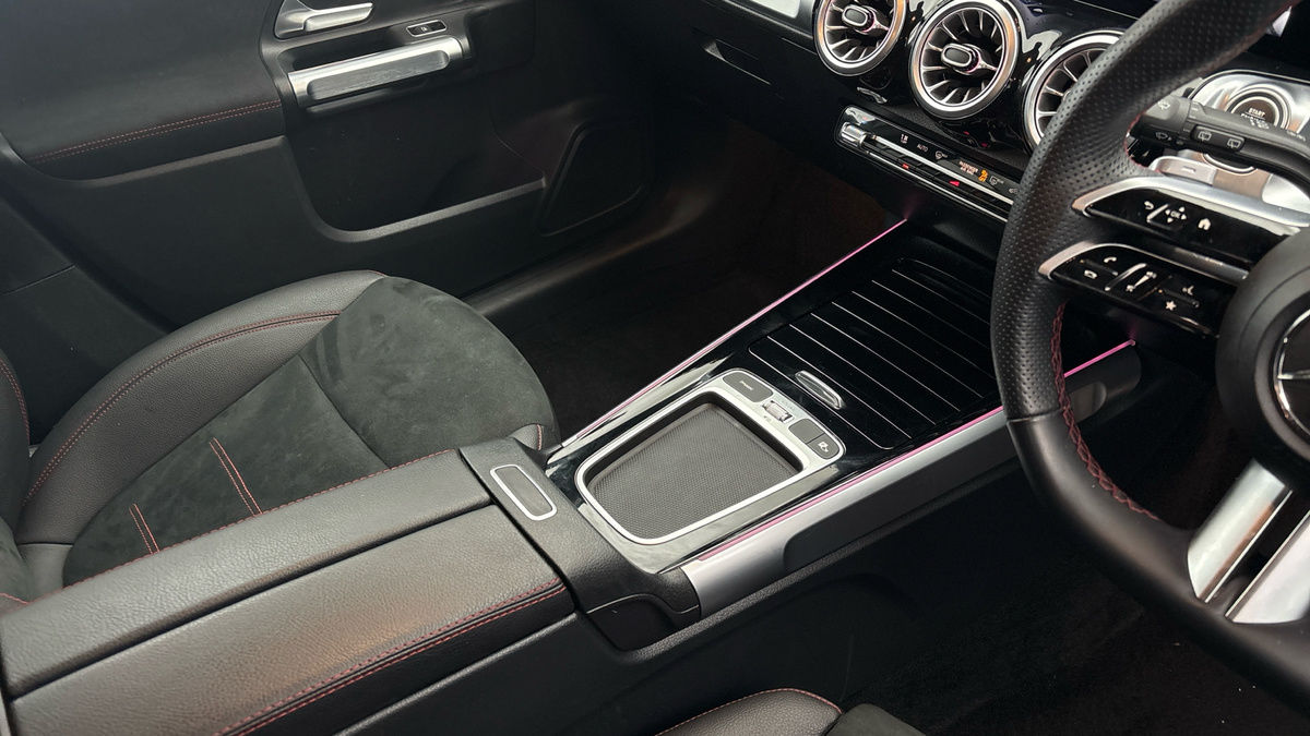 Mercedes-Benz GLB Image 18