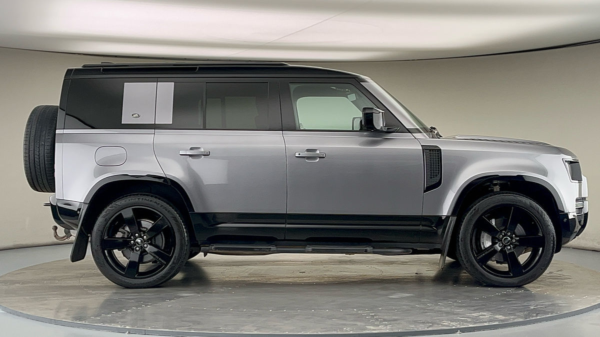 Land Rover Defender 110 Image 16