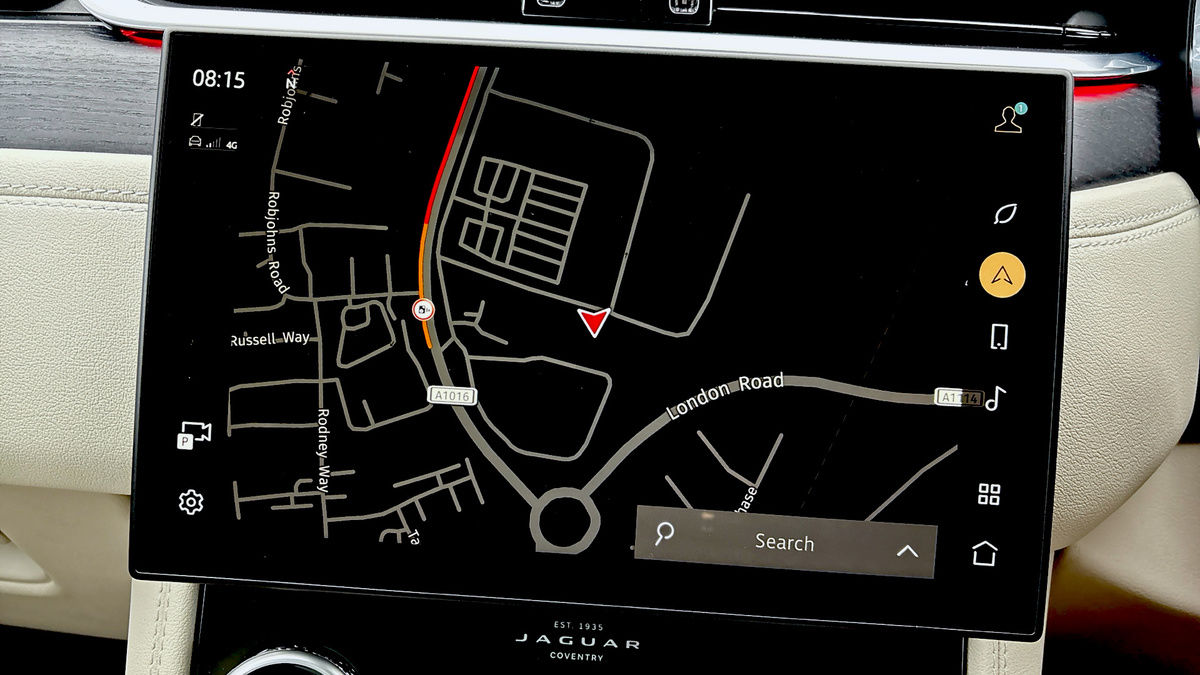 Jaguar F-PACE Image 17