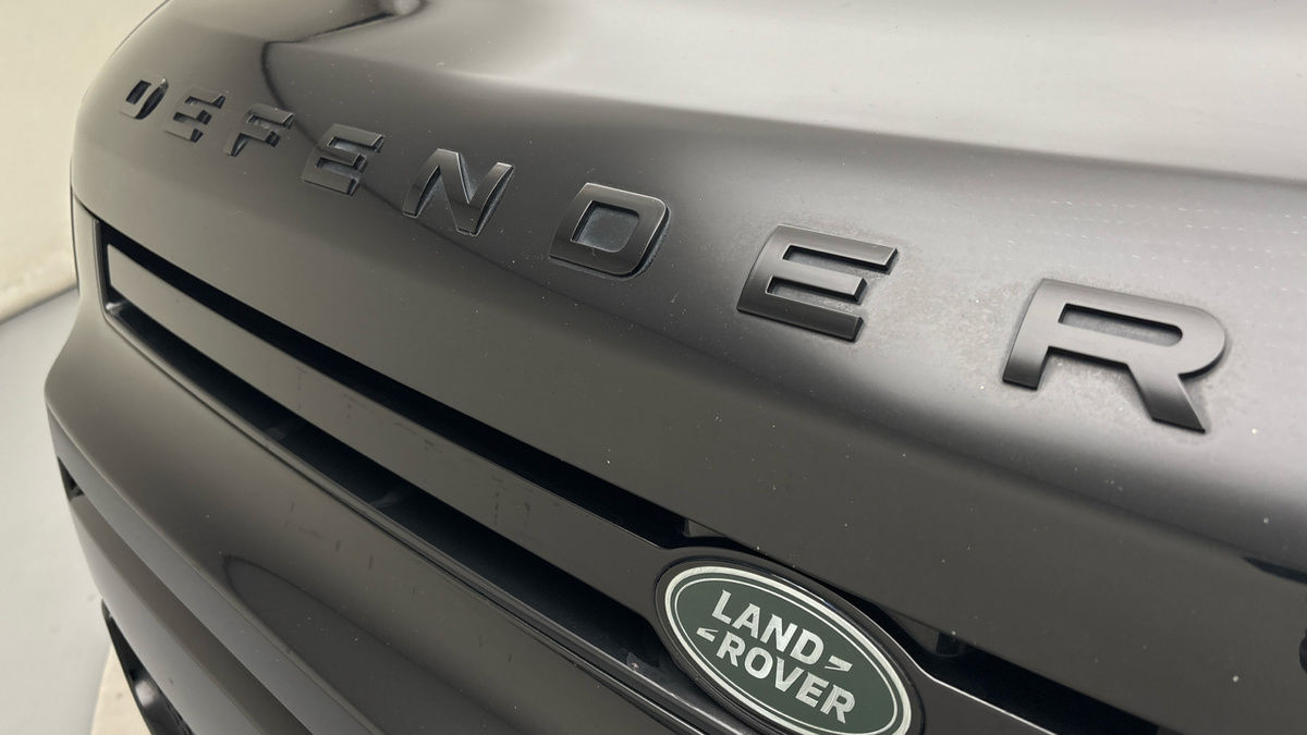 Land Rover Defender 110 Image 24