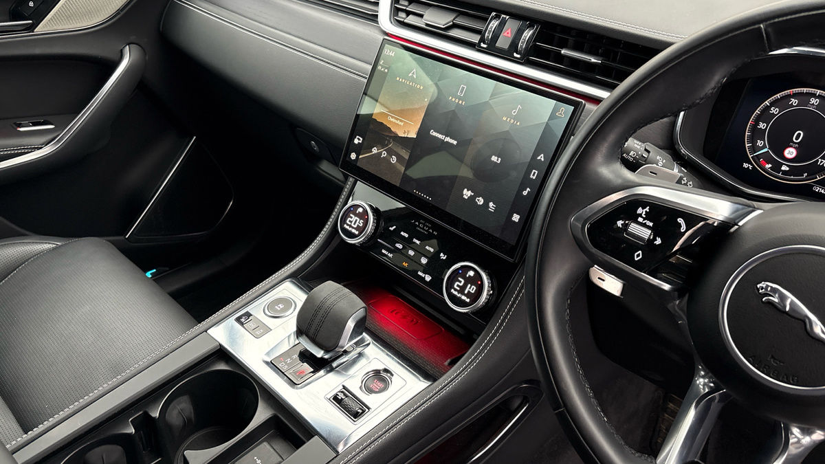 Jaguar F-PACE Image 18