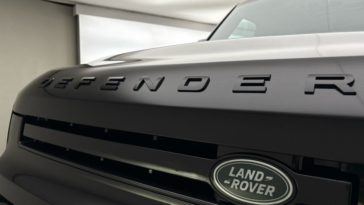 Land Rover Defender 110 Image 24