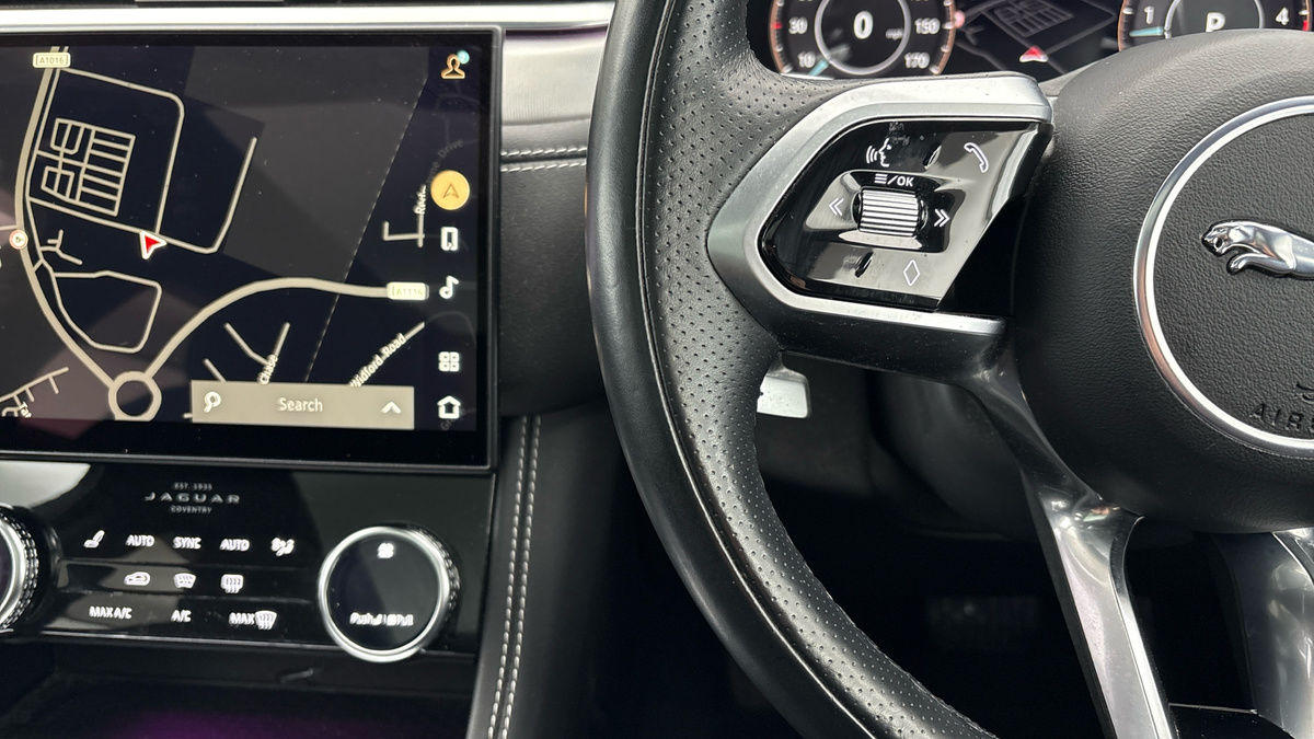 Jaguar F-PACE Image 13