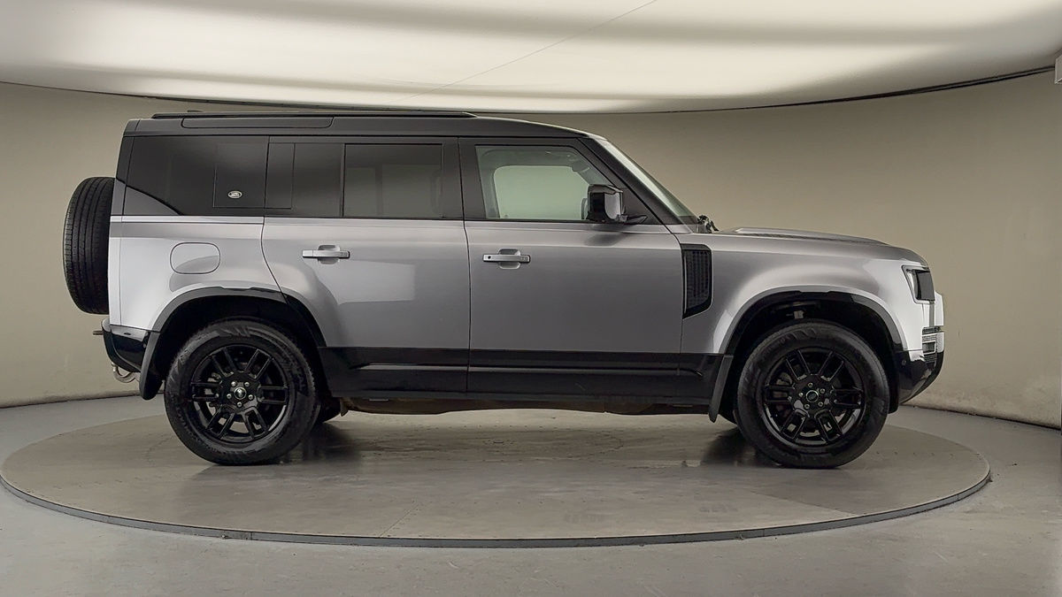 Land Rover Defender 110 Image 16