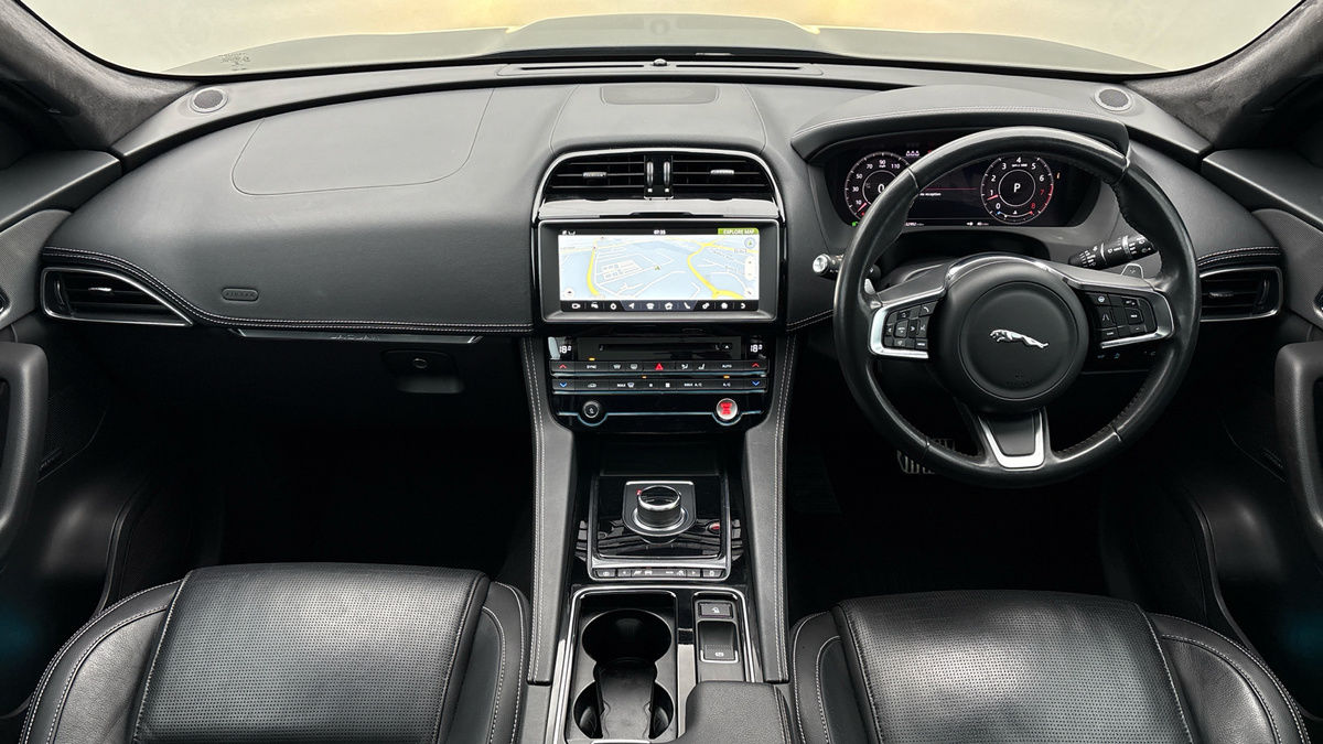 Jaguar F-PACE Image 12