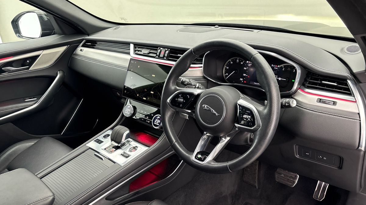 Jaguar F-PACE Image 5