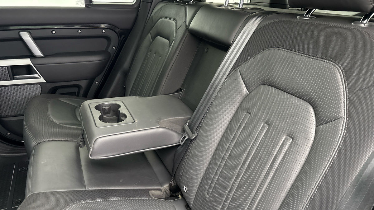 Land Rover Defender 110 Image 9