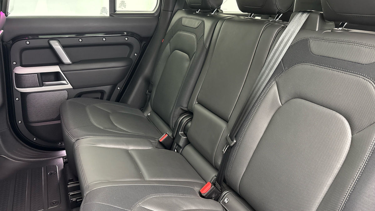 Land Rover Defender 110 Image 8