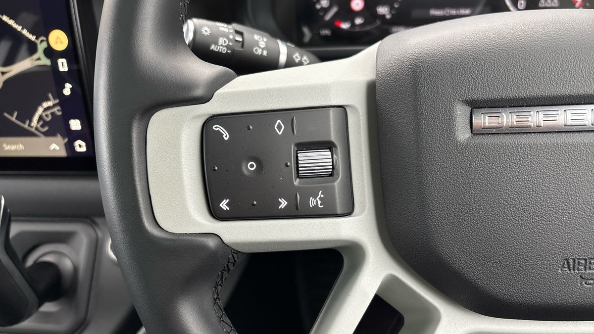 Land Rover Defender 130 Image 13