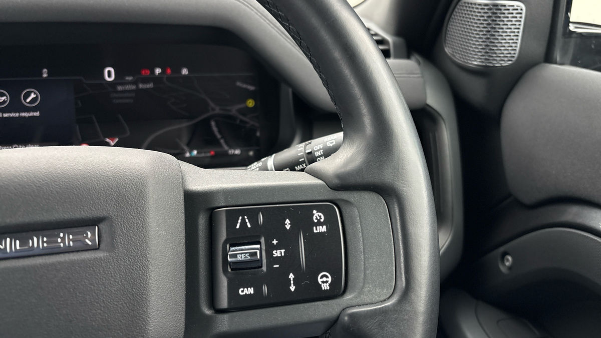 Land Rover Defender 110 Image 14