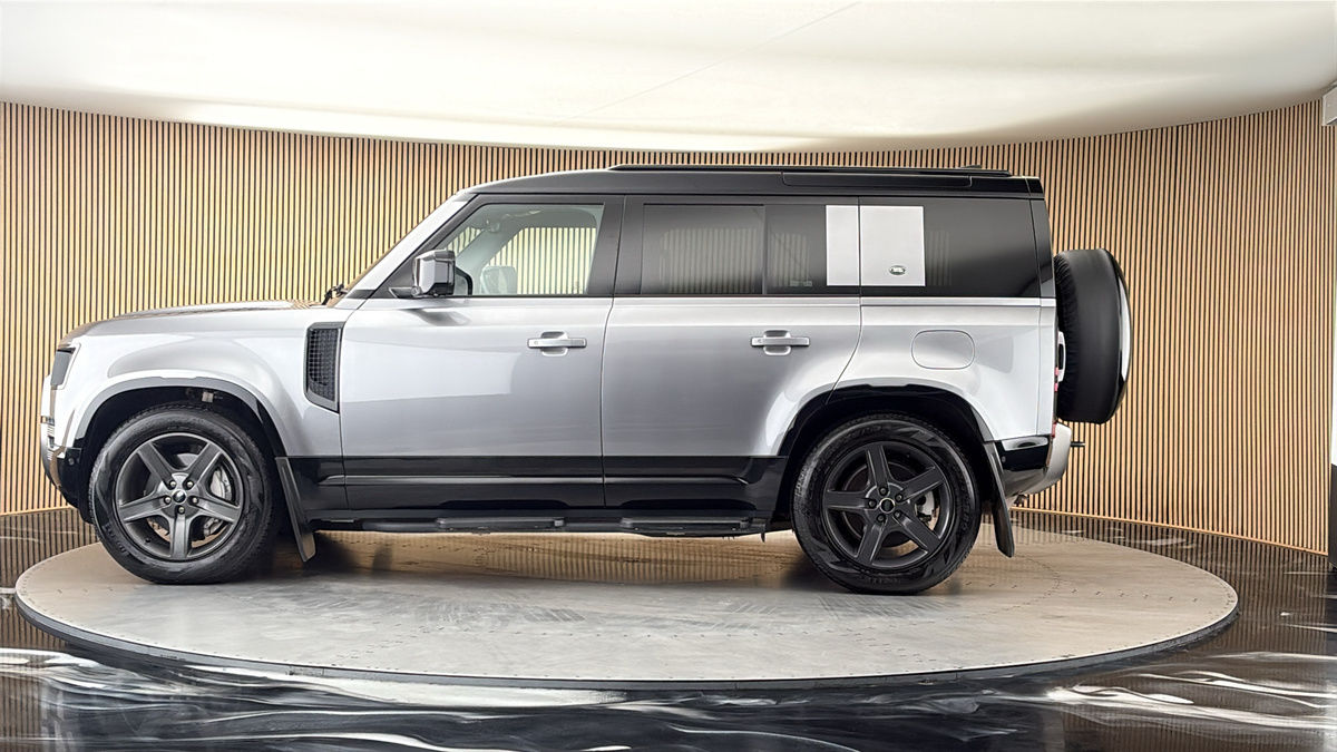 Land Rover Defender 110 Image 15