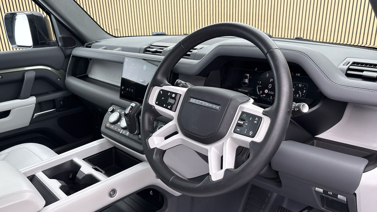 Land Rover Defender 110 Image 5