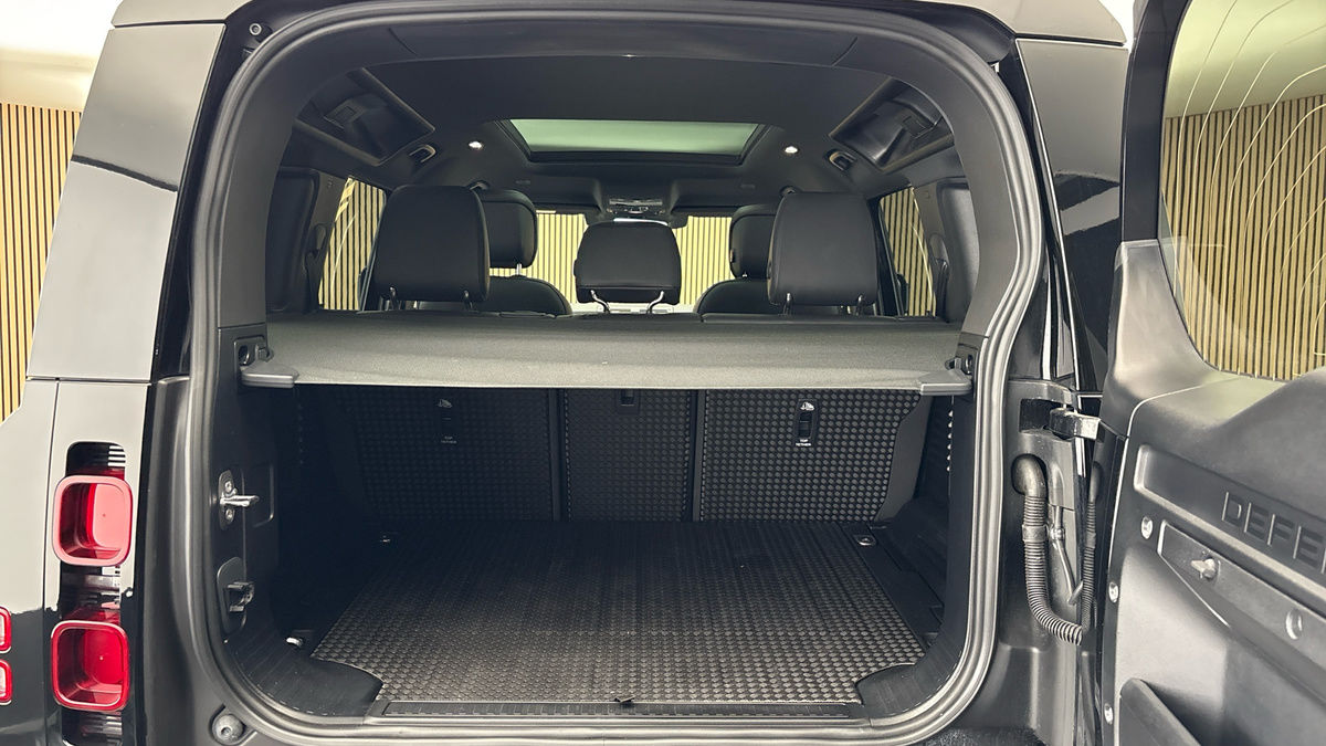 Land Rover Defender 110 Image 11