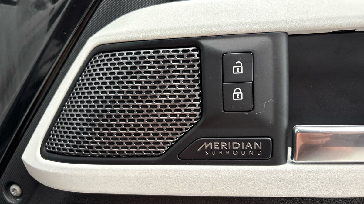 Land Rover Defender 110 Image 25