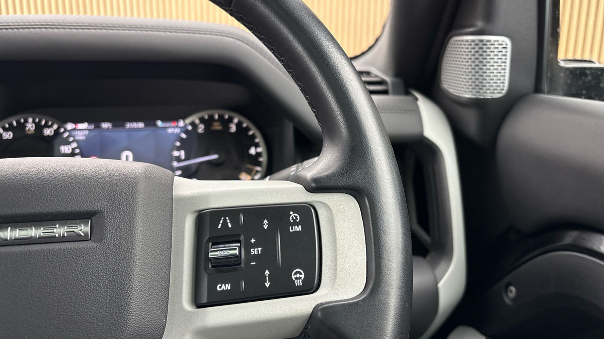 Land Rover Defender 130 Image 14