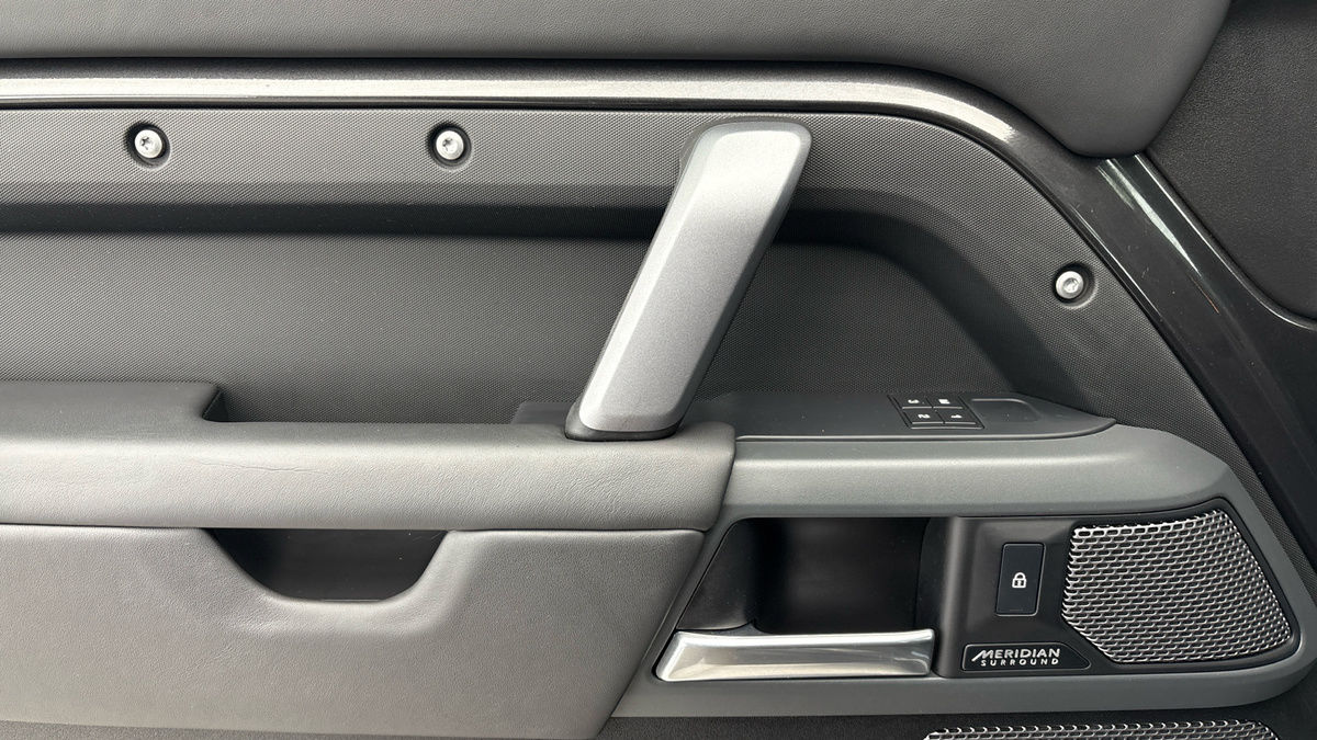 Land Rover Defender 110 Urban Image 43