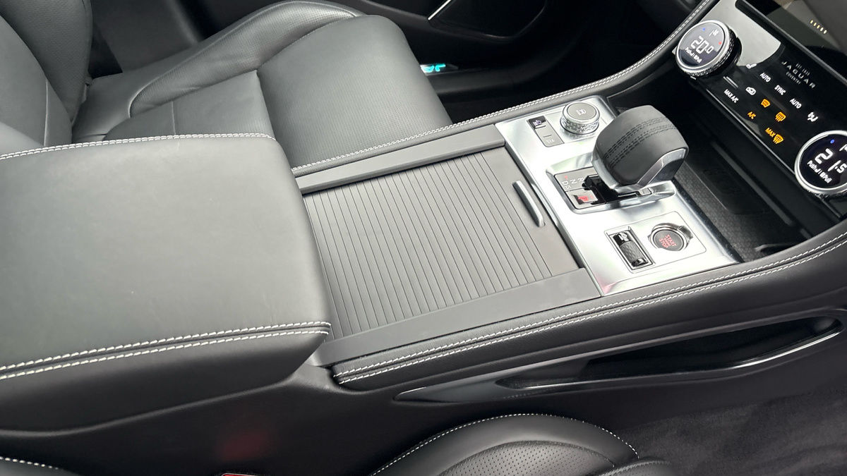 Jaguar F-PACE Image 18