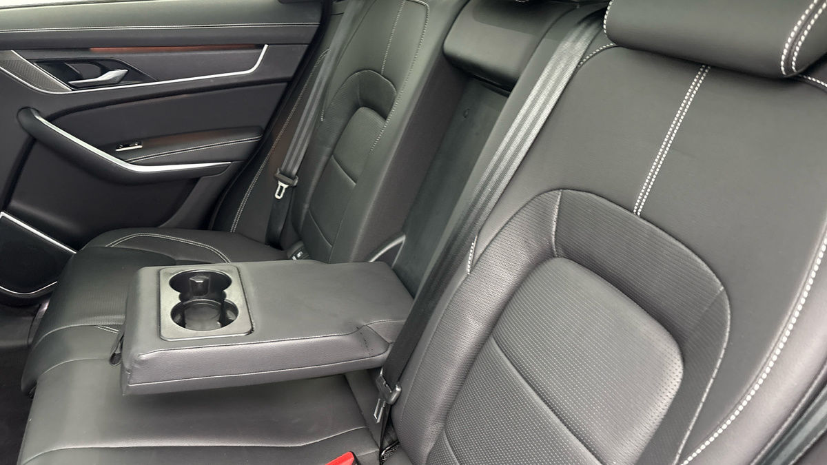 Jaguar F-PACE Image 9