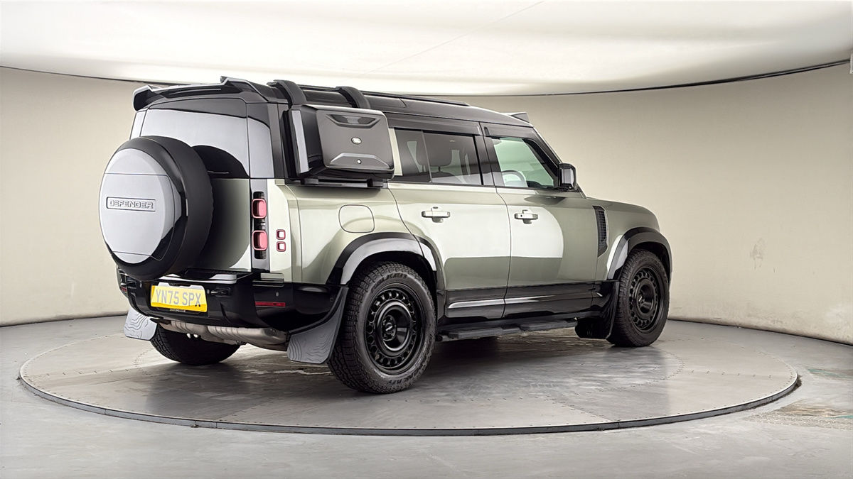 Land Rover Defender 110 Image 21