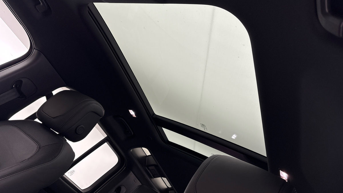 Land Rover Defender 110 Image 6