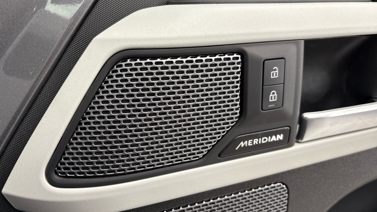 Land Rover Defender 110 Image 25