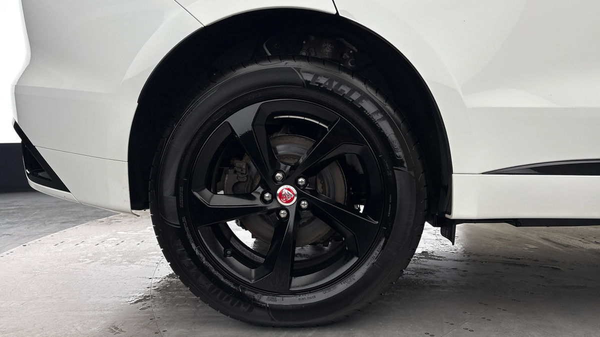 Jaguar F-PACE Image 10