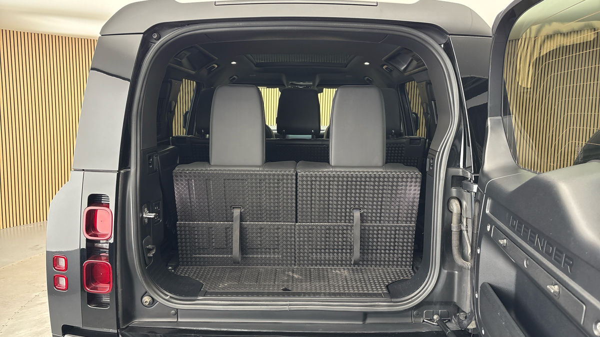 Land Rover Defender 110 Image 11
