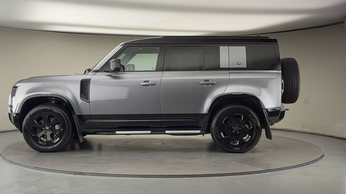 Land Rover Defender 110 Image 15