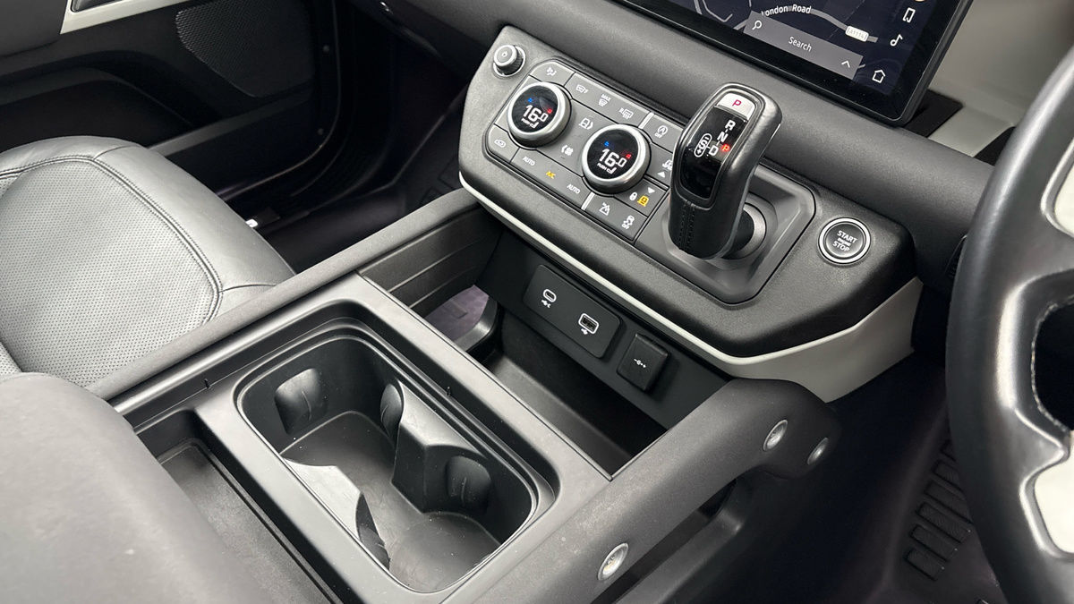 Land Rover Defender 110 Image 18
