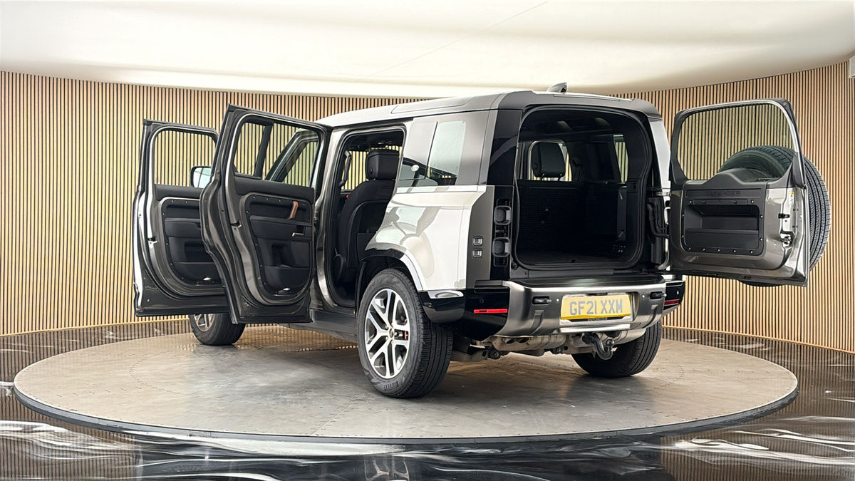 Land Rover Defender 110 Image 23