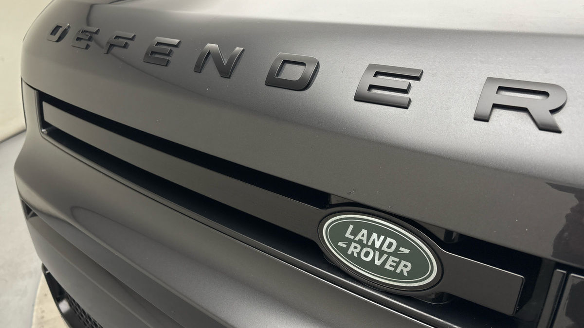 Land Rover Defender 110 Image 24