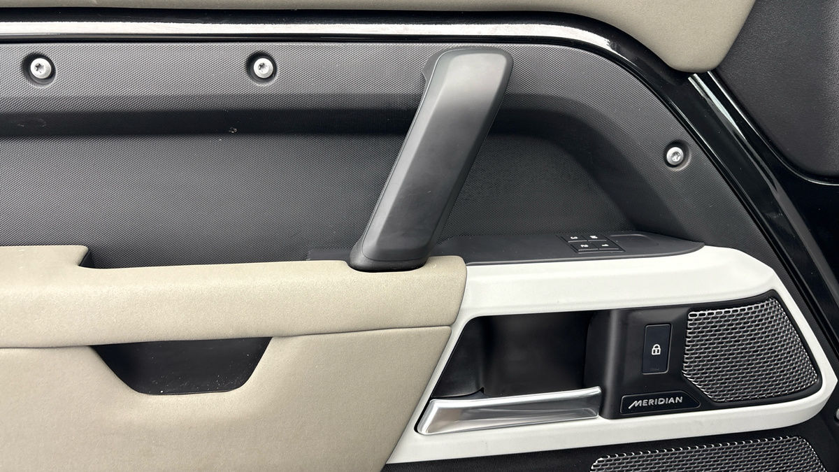 Land Rover Defender 110 Image 19