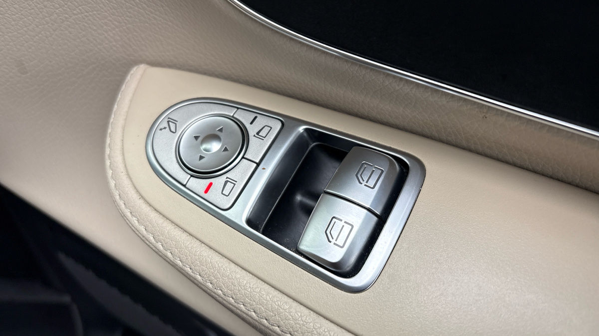 Mercedes-Benz V Class Image 25