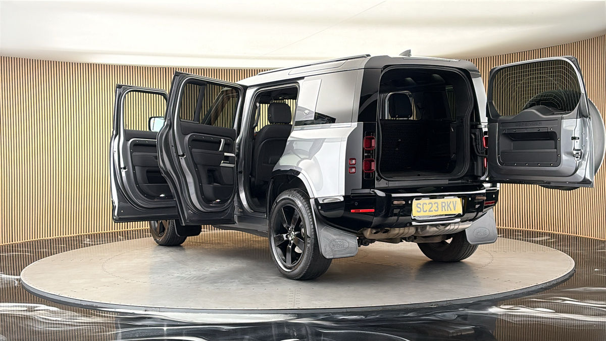 Land Rover Defender 110 Image 23