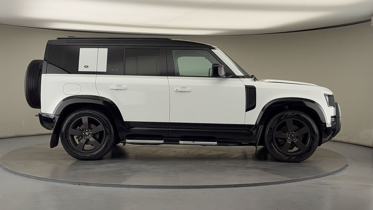 Land Rover Defender 110 Image 16